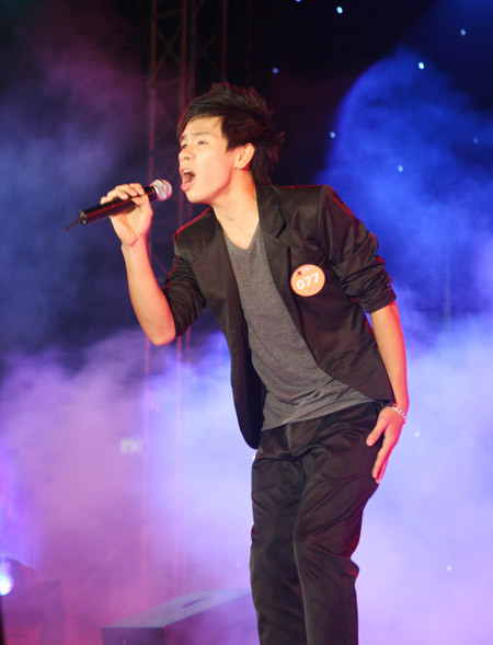 Nguyễn Đức Tùng (HV Ngân hàng) thể hiện khá thành công bài hát 