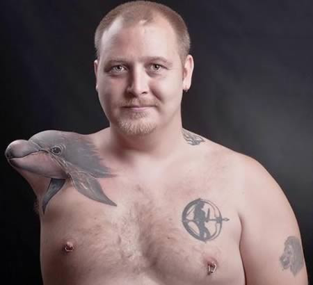 Heine Braeck với hình xăm trên cánh tay bị cụt