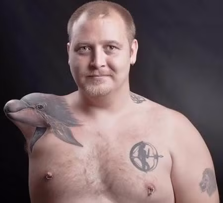 Heine Braeck với hình xăm trên cánh tay bị cụt