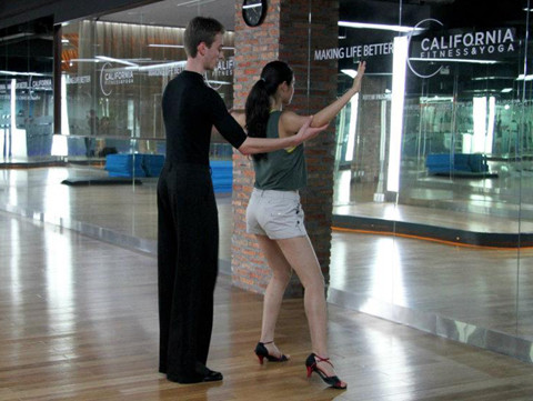 "Hristo chỉ tôi những điều cơ bản nhưng không đơn giản! Sau 3 tiếng rưỡi đồng hồ hoay hoay, tạ ơn Chúa, tôi đã hoàn thành một vài động tác đòi hỏi một ít chất xám để nhớ. Món khó nhai nhất trong Waltz là "món vai"! "Hạ vai xuống nào, và nâng cánh tay lên..." .