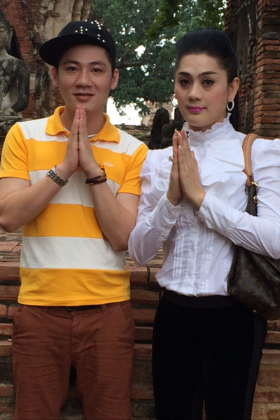 Tình yêu của họ đã kéo dài khá lâu. Anh chính là người khuyến khích, động viên Lâm Chi Khanh đi chuyển giới. Hiện, họ có một con trai nuôi.