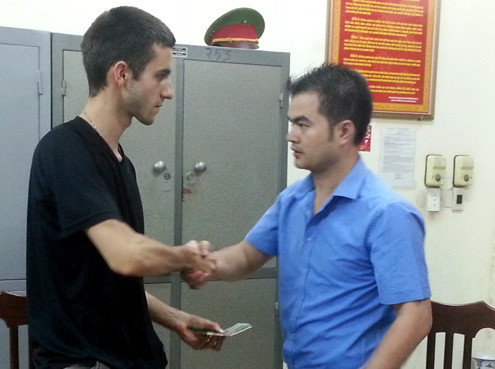 nh Caballero Mathias nhận tiền từ nhân viên khách sạn. Ảnh: Phương Sơn. nh Caballero Mathias nhận tiền từ nhân viên khách sạn. Ảnh: Phương Sơn