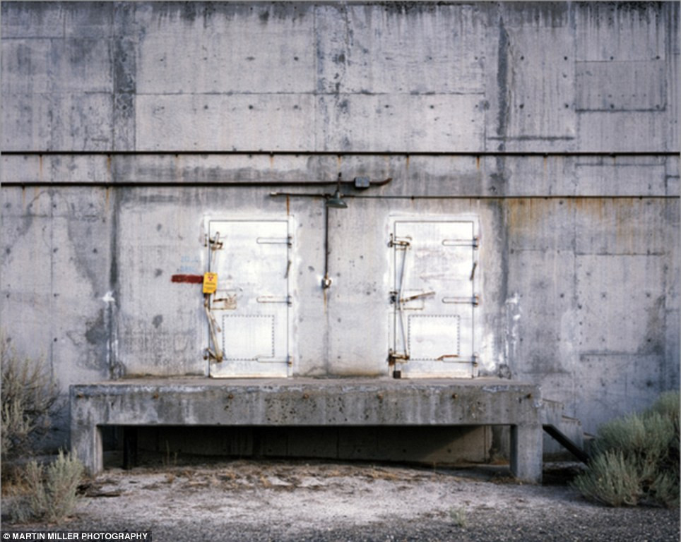 Hai cánh cửa gần nhau cùng dẫn vào bên trong lò phản ứng