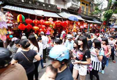 Từ các bạn trẻ cho đến người lớn tuổi đều có mặt trên phố như ngày hội. Từ các bạn trẻ cho đến người lớn tuổi đều có mặt trên phố như ngày hội