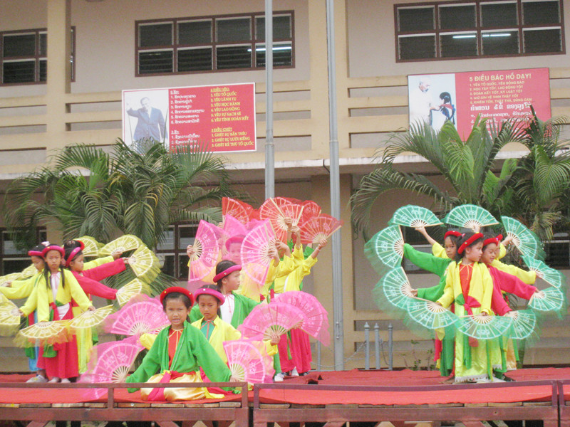 Các tiết mục múa đặc sắc của học sinh trường Nguyễn Du, Vientjane