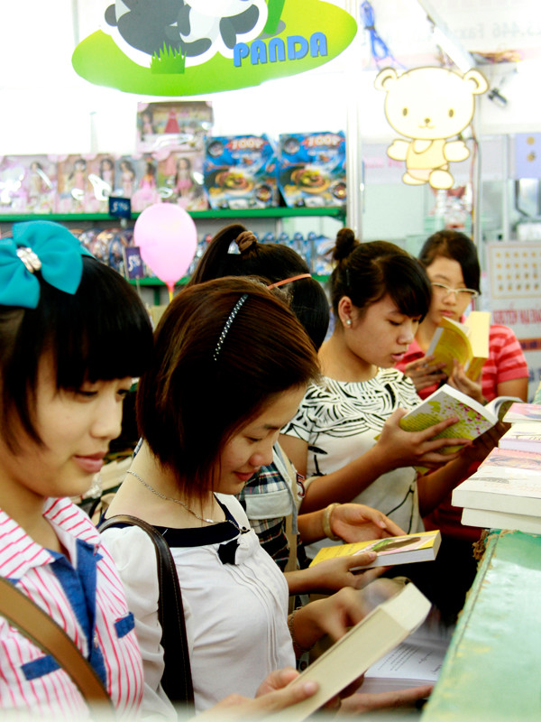 Nhiều bạn tìm đến các khu trưng bày sách để tìm cho mình một cuốn sách mới. Nhiều bạn tìm đến các khu trưng bày sách để tìm cho mình một cuốn sách mới