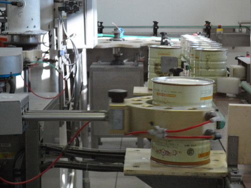 Dây chuyền đóng hộp sữa Danlait. (Nguồn: Vietnam+)