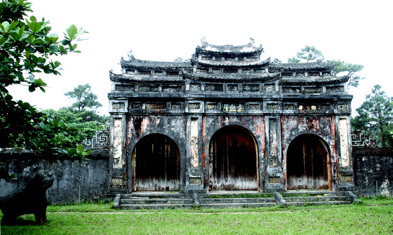 Mở đầu thần đạo là ạo là Đại Hồng Môn – cổng chính vào lăng. Cổng có 3 lối đi với 24 mái lô lô cao thấp, trang trí rất đẹp. Đây được coi là tiêu biểu của loại cổng tam quan đời Nguyễn. Cổng chỉ mở một lần để đưa quan tài của vua vào lăng, sau đó đóng kín, ra vào phải qua hai cổng phụ là Tả Hồng Môn và Hữu Hồng Môn