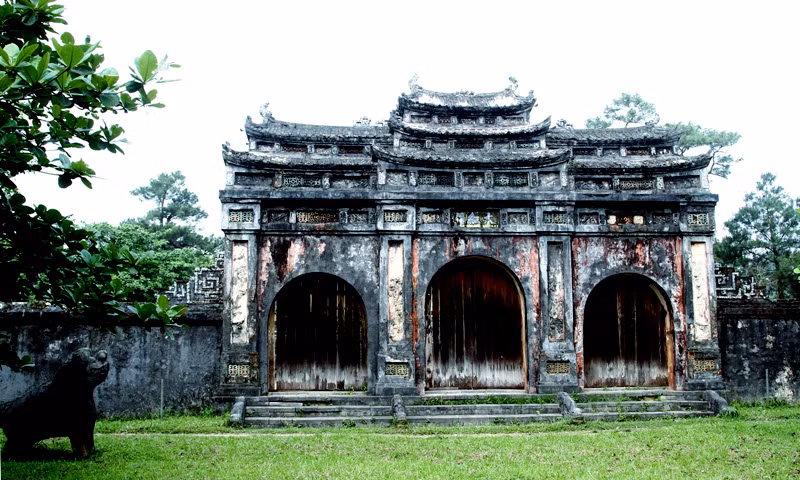 Mở đầu thần đạo là ạo là Đại Hồng Môn – cổng chính vào lăng. Cổng có 3 lối đi với 24 mái lô lô cao thấp, trang trí rất đẹp. Đây được coi là tiêu biểu của loại cổng tam quan đời Nguyễn. Cổng chỉ mở một lần để đưa quan tài của vua vào lăng, sau đó đóng kín, ra vào phải qua hai cổng phụ là Tả Hồng Môn và Hữu Hồng Môn