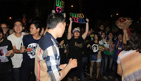 Fan quá khích của Mỹ Tâm không chịu về dù lễ trao giải đã kết thúc