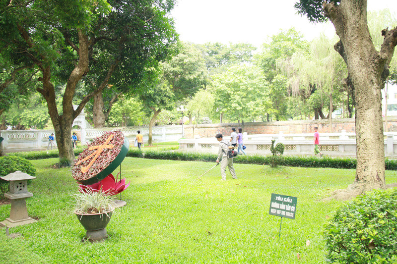 Nhân viên Văn Miếu dọn dẹp cảnh quan...