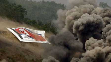 Lá cờ của Triều Tiên tại khu vực quân sự Pocheon mà Mỹ-Hàn tập trận hôm 22-6. Ảnh: AP