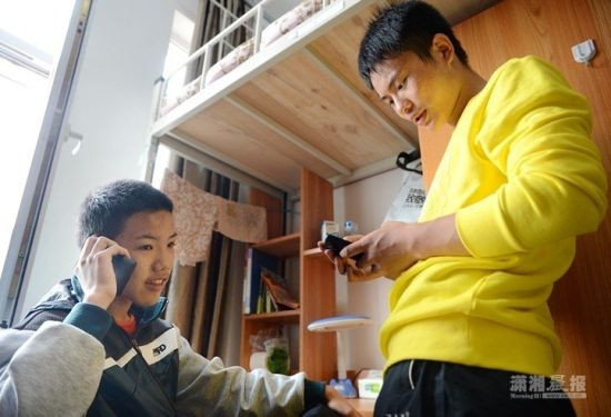 Cậu bé rất hứng thú với việc gọi điện thoại