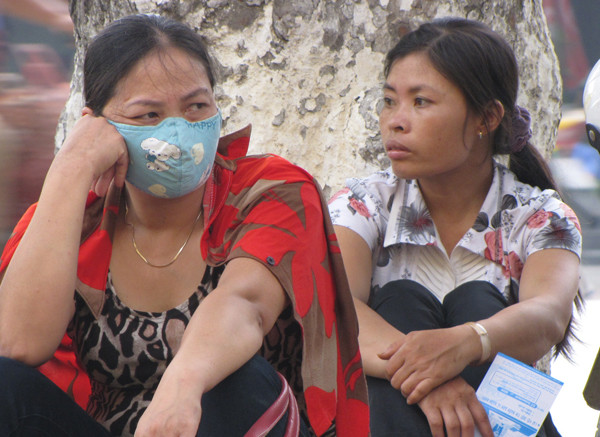 Những khuôn mặt mệt mỏi xen lẫn lo âu. Ảnh: Trường Phong