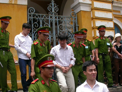 Hoàng Khương (áo trắng, hàng thứ hai) về lại trại tạm giam, chờ phiên tòa phúc thẩm