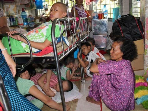 Triển lãm cảnh “ngủ gầm giường, ngủ hành lang bệnh viện”, có sức lay động lương tri những người tử tế 