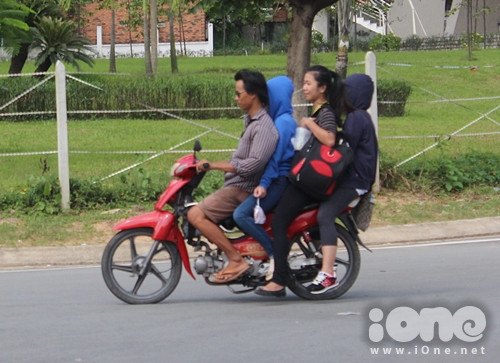 Xe “kẹp” ba là điều bình thường và “kẹp” bốn cũng không phải chuyện hiếm!