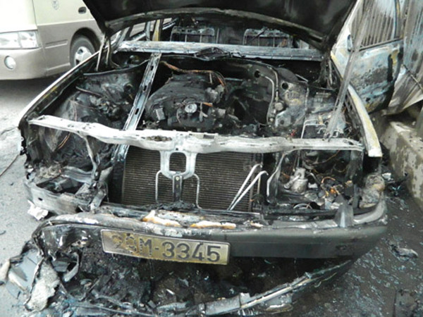 Mercedes cháy trên đường Nguyễn Xiển Ảnh: Minh Đức. Mercedes cháy trên đường Nguyễn Xiển Ảnh: Minh Đức