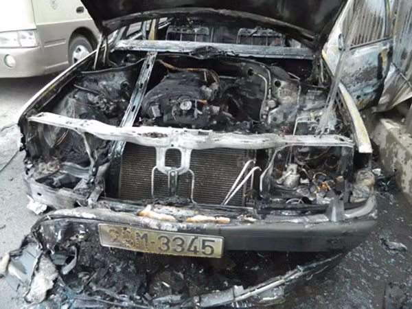Mercedes cháy trên đường Nguyễn Xiển Ảnh: Minh Đức
