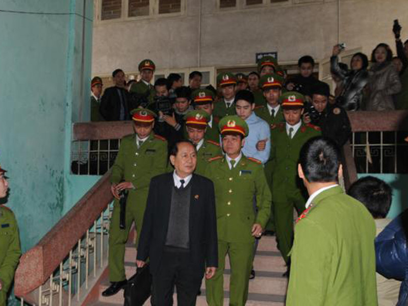 Do thiếu đại diện gia đình nạn nhân, phiên xét xử bị hoãn tới chiều, Lê Văn Luyện được áp tải trở lại trại tạm giam. Do thiếu đại diện gia đình nạn nhân, phiên xét xử bị hoãn tới chiều, Lê Văn Luyện được áp tải trở lại trại tạm giam