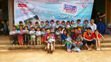 Chàng trai đi bộ xuyên Việt gieo điều ước cho trẻ em nghèo - 4