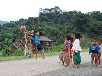 Những đứa trẻ bản Rum lấy đường Hồ Chí Minh làm sân chơi