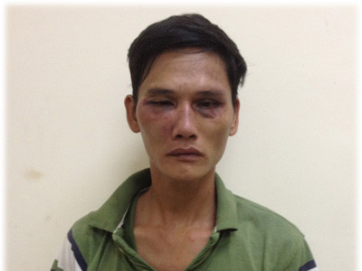 Tên cướp giật dây chuyền của công nhân bị bắt giữ tại Công an TX.Dĩ An (Bình Dương) - Ảnh: Đỗ Trường