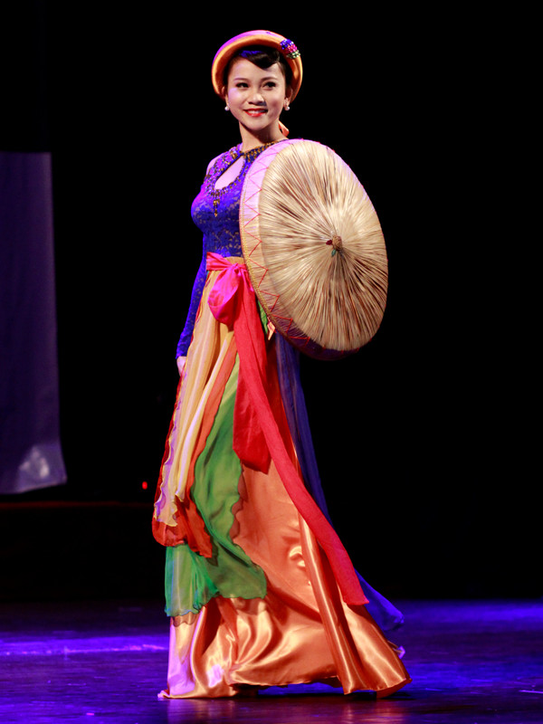 Khác với những cuộc thi khác, Hoa khôi Đại học RMIT có thêm nội dung thi trang phục tự chọn. Các thí sinh đã mang đến nhiều phong cách khác nhau. Đó là áo tứ thân mớ ba mớ bảy, áo dài, trang phục hiện đại...