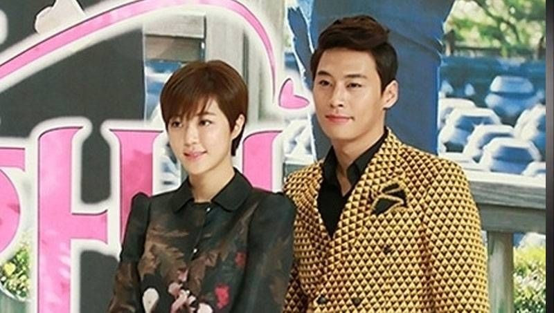 Jung Eun Woo và Park Han Byul đóng chung trong bộ phim truyền hình One Well-Raised Daughter năm 2013. Đó cũng là lần đầu họ quen biết nhau. Họ bị phát hiện hẹn hò vào năm 2014. Mối tình “chị - em” chỉ kéo dài 7 tháng. Nguyên nhân được cho là lịch trình của riêng bận rộn và khác biệt về tính cách. Ảnh: AllKpop.