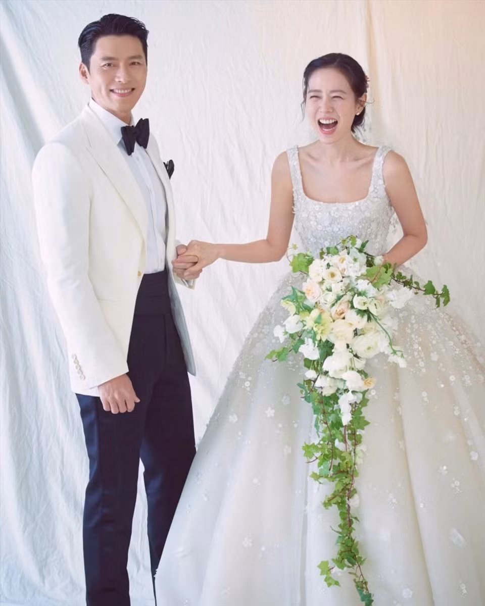 Đầu năm 2021, Dispatch tung hình ảnh xác nhận Hyun Bin và Son Ye Jin hẹn hò. Hai ngôi sao hạng A xứ củ sâm nảy sinh tình cảm sau khi hợp tác trong các dự án phim The Negotiation (2018) và Crash Landing On You (2019-2020). Họ là một trong số ít cặp đôi "phim giả, tình thật" hiếm hoi có cái kết viên mãn. Năm 2022, họ nên vợ thành chồng và chào đón con đầu lòng. Ảnh: IG.