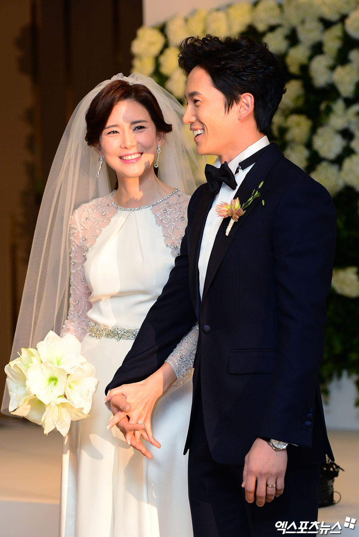 Ji Sung và Lee Bo Young bén duyên sau khi hợp tác trong bộ phim truyền hình Điệu nhảy cuối cùng năm 2004. Cặp đôi quyết định hẹn hò vào năm 2007. Sau 6 năm công khai yêu đương, họ kết hôn. Hiện tại, họ vẫn là một trong những đôi vợ chồng kiểu mẫu của showbiz Hàn Quốc, với “đủ nếp, đủ tẻ”. Ảnh: AllKpop.