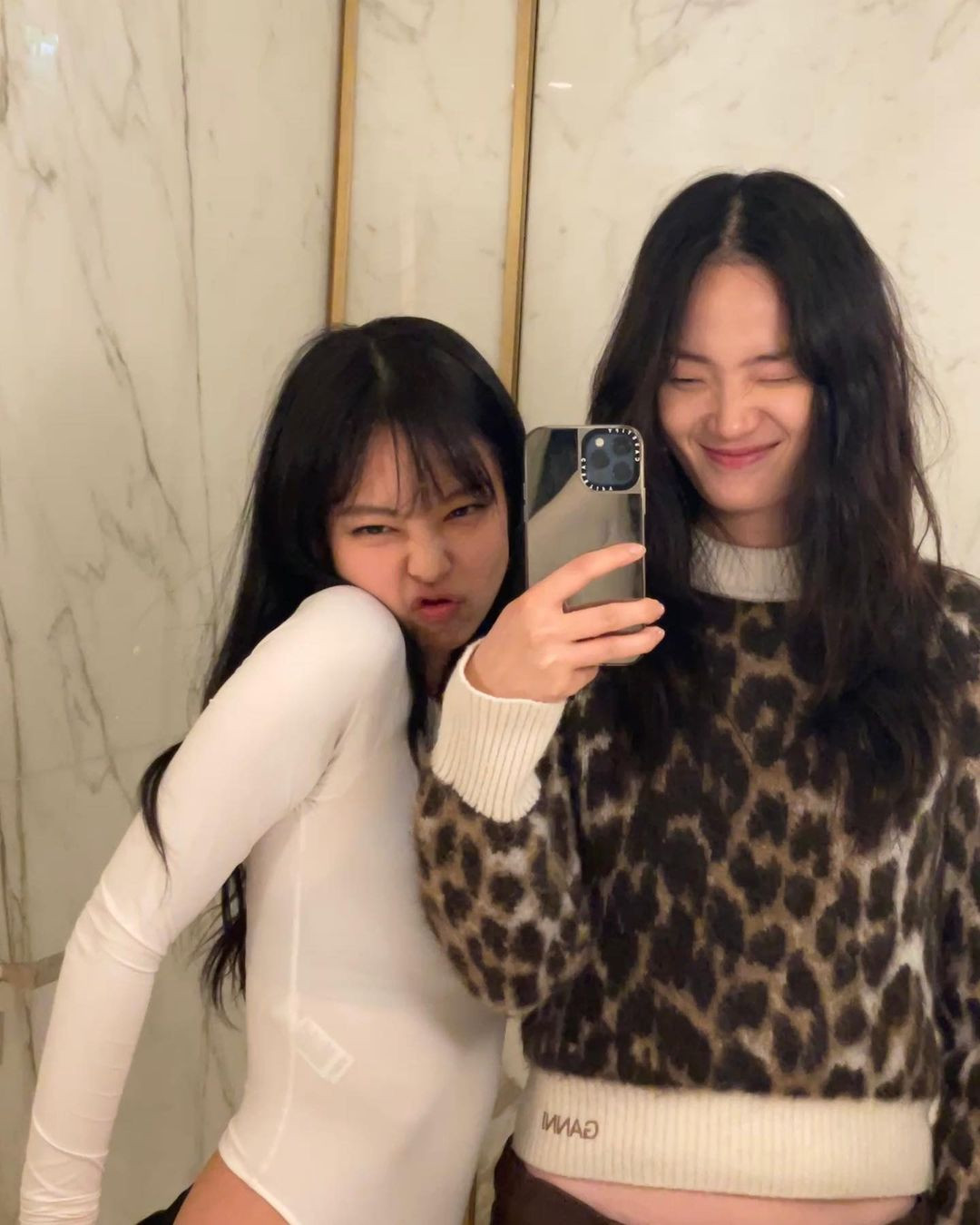 Shin Hyun Ji có mối quan hệ thân thiết với nhiều ngôi sao giải trí Hàn Quốc. Ngày 27/1, cô đăng loạt ảnh selfie cùng Jennie (BackPink). Cô cũng từng chia sẻ khoảnh khắc vui vẻ đời thường bên Song Hye Kyo. Ảnh: IG.