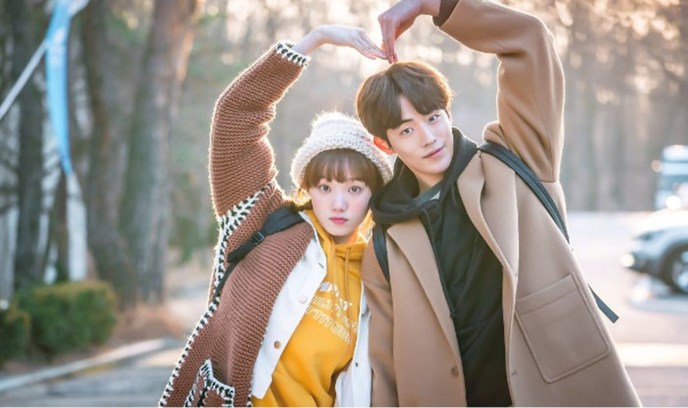 Nam Joo Hyuk và Lee Sung Kyung quen biết nhau từ những ngày đầu mới vào nghề. Họ phát triển mối quan hệ từ bạn bè, đồng nghiệp lên người yêu sau khi hợp tác trong bộ phim truyền hình dành cho tuổi teen Tiên nữ cử tạ Kim Bok Joo. Cặp đôi người mẫu kiêm diễn viên chính thức công khai mối quan hệ của họ vào ngày 24/4/2017. Tuy nhiên, ngày 18/8, công ty quản lý YG Entertainment thông báo họ đã chia tay. Theo YG, nguyên nhân không thể được tiết lộ vì đó là vấn đề cá nhân. Ảnh: MBC.