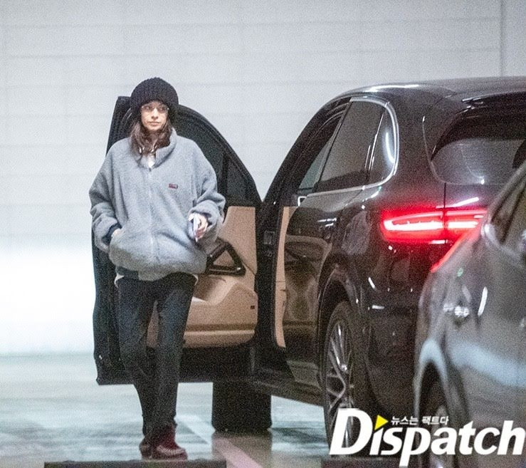 Katy được nhìn thấy tại biệt thự của Song Joong Ki. Ảnh: Dispatch. Katy được nhìn thấy tại biệt thự của Song Joong Ki. Ảnh: Dispatch.