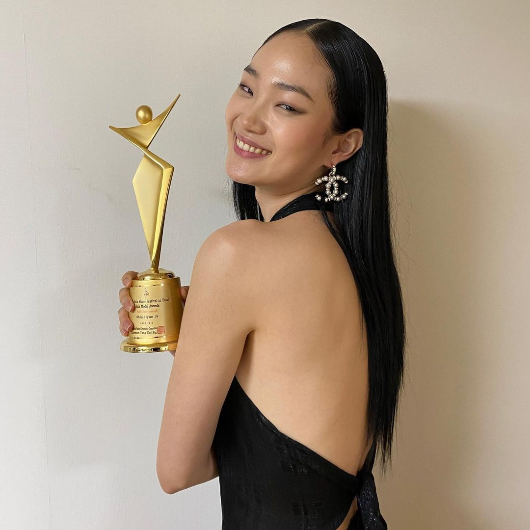 Năm 2013, cô giành vị trí quán quân của Korea's Next Top Model và chính thức gia nhập giới người mẫu. Từ năm 2015, cô liên tục trình diễn tại các sự kiện thời trang đẳng cấp quốc tế, hợp tác với loạt nhà mốt hàng đầu như Chanel, Dior, Salvatore Ferragamo, Tory Burch, Louis Vuitton, Yves Saint Laurent... Ảnh: IG.