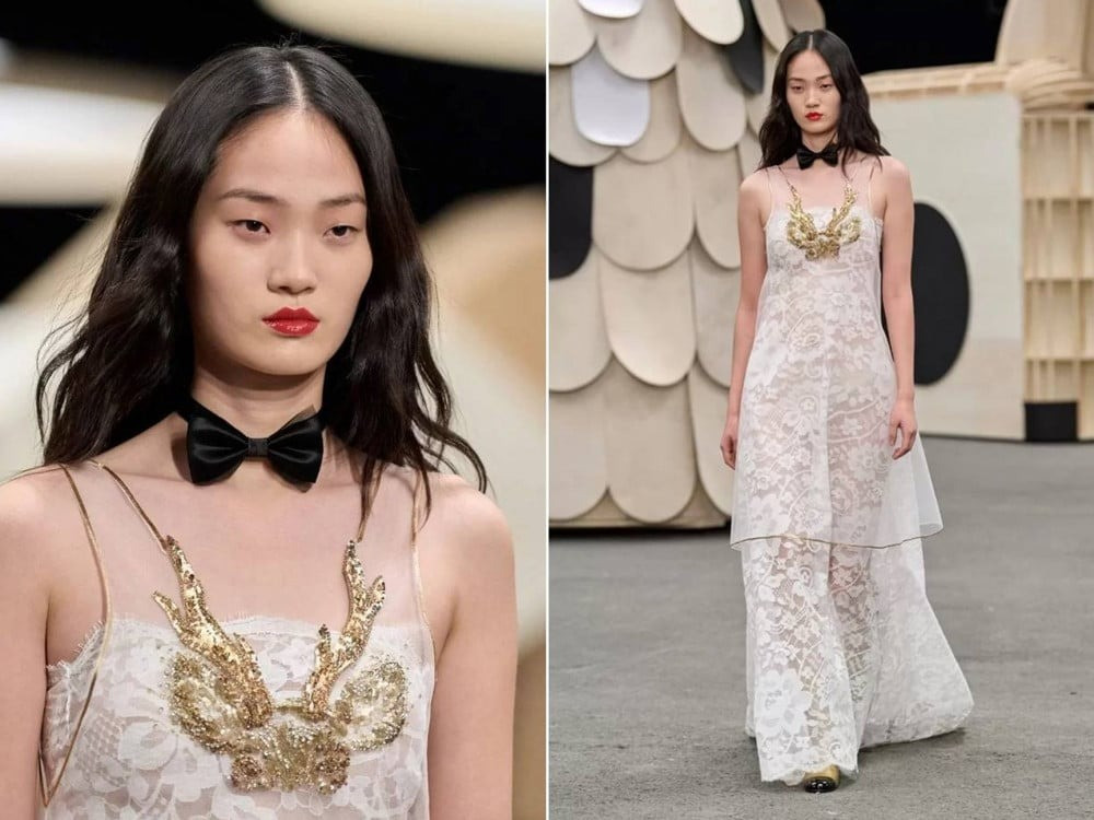 Tại buổi trình diễn Haute Couture Xuân/Hè 2023 của Chanel được tổ chức tại Grand Palais Ephemer, Paris, Pháp, vào ngày 24/1, siêu mẫu Hàn Quốc Shin Hyun Ji một mình sải bước trên sàn diễn để kết thúc show thời trang cao cấp của nhà mốt đình đám. Ảnh: Koreaboo.
