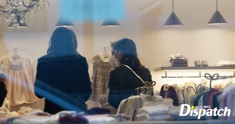 Katy cùng mẹ đi mua sắm đồ trẻ em. Ảnh: Dispatch. Katy cùng mẹ đi mua sắm đồ trẻ em. Ảnh: Dispatch.