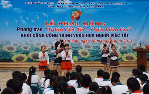 Tiết mục văn nghệ của các em học sinh chào mừng lễ phát động. Ảnh: Trường Phong