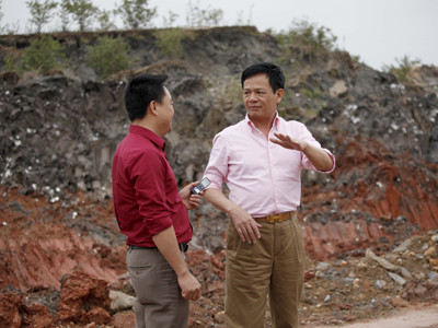 Đào Hồng Tuyển ( áo hồng)