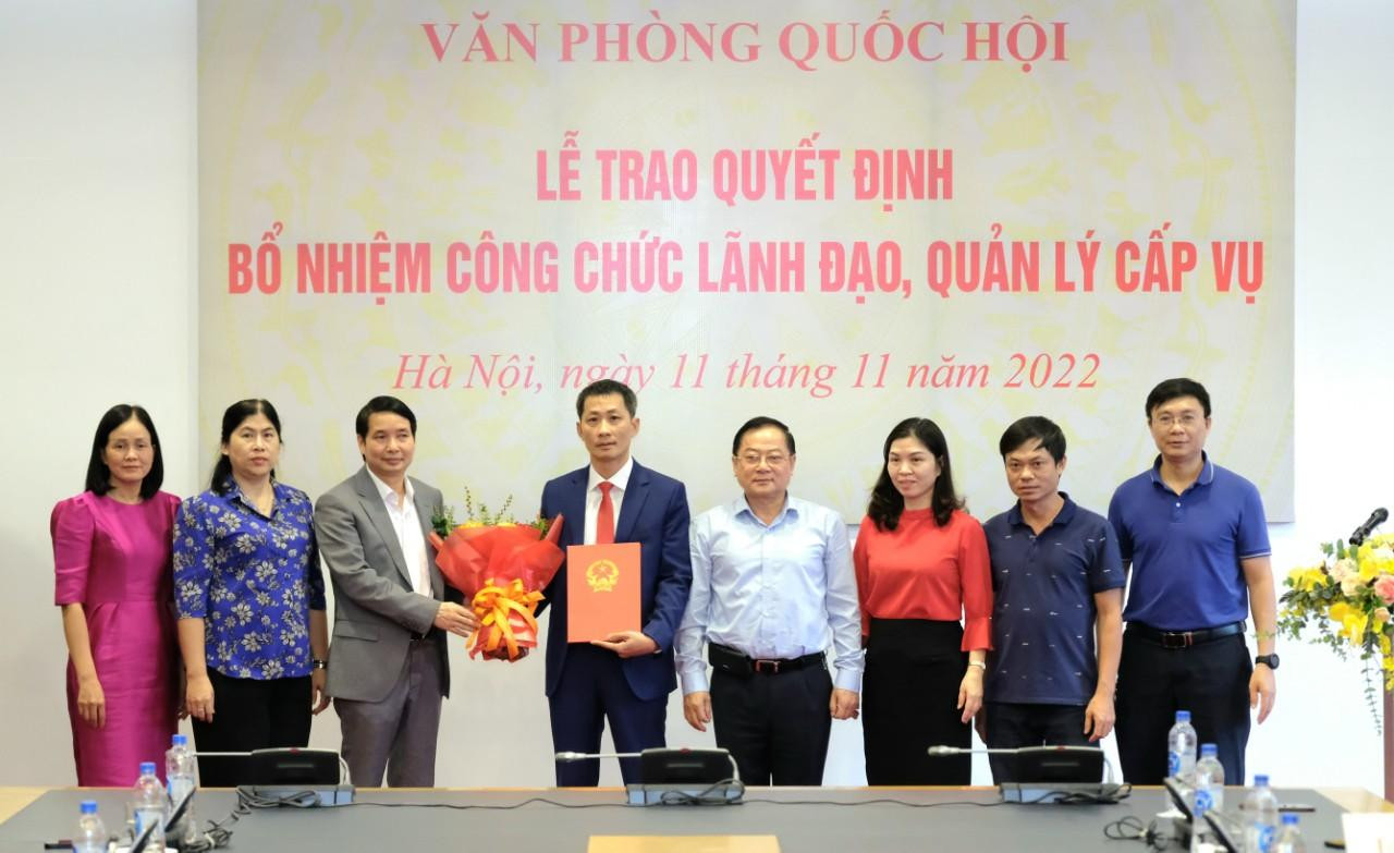 Phó Chủ nhiệm Văn phòng Quốc hội kiêm Trợ lý Chủ tịch Quốc hội Phạm Thái Hà, lãnh đạo Vụ Thông tin và Báo Tiền Phong chúc mừng tân Phó Vụ trưởng Vụ Thông tin Hà Hồng Long. Ảnh Mạnh Thắng Phó Chủ nhiệm Văn phòng Quốc hội kiêm Trợ lý Chủ tịch Quốc hội Phạm Thái Hà, lãnh đạo Vụ Thông tin và Báo Tiền Phong chúc mừng tân Phó Vụ trưởng Vụ Thông tin Hà Hồng Long. Ảnh Mạnh Thắng