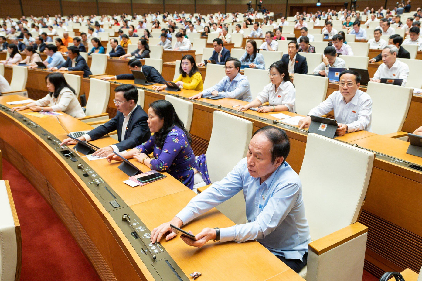 Sáng 15/11, đại biểu Quốc hội biểu quyết thông qua Nghị quyết. Ảnh Như Ý Sáng 15/11, đại biểu Quốc hội biểu quyết thông qua Nghị quyết. Ảnh Như Ý