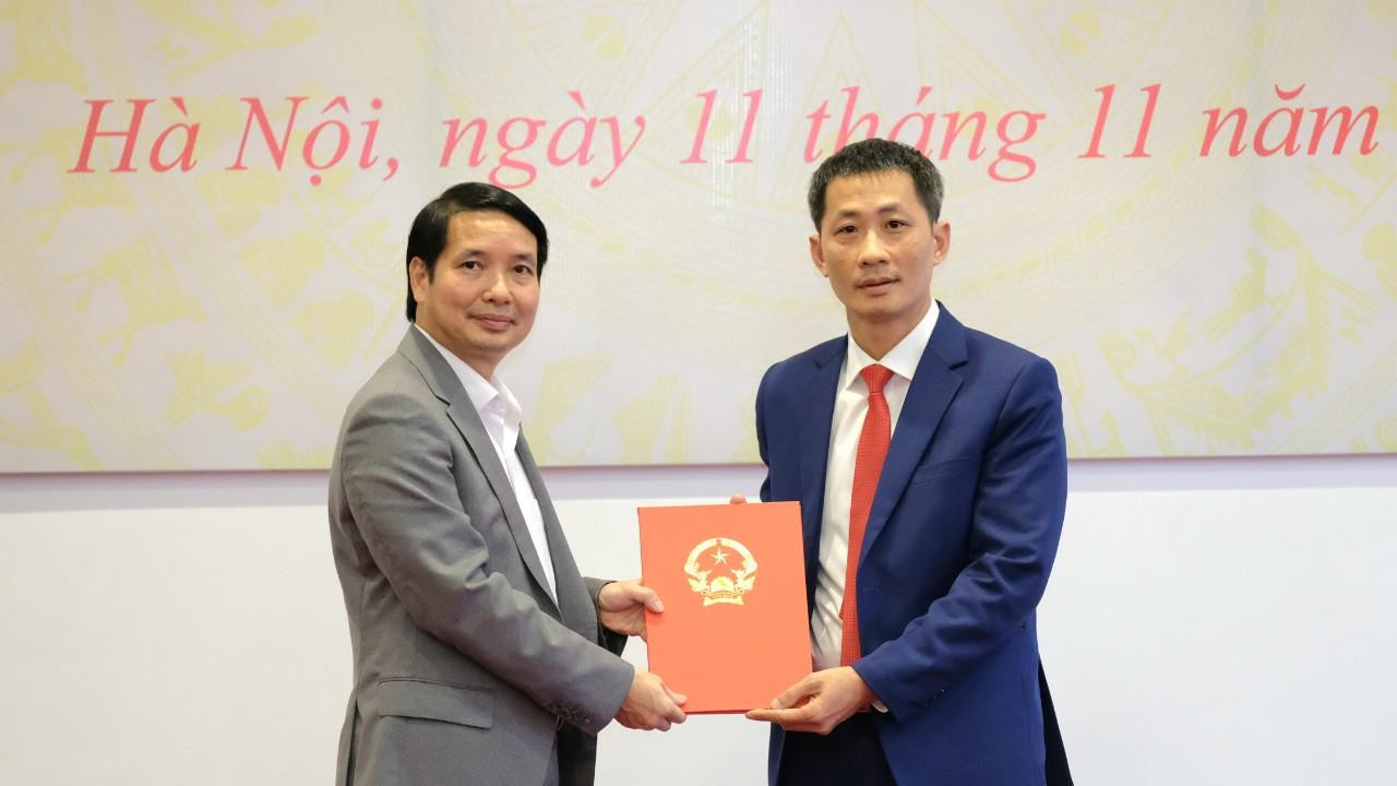 Phó Chủ nhiệm Văn phòng Quốc hội kiêm Trợ lý Chủ tịch Quốc hội Phạm Thái Hà trao Quyết định tiếp nhận và bổ nhiệm ông Hà Hồng Long. Ảnh Mạnh Thắng Phó Chủ nhiệm Văn phòng Quốc hội kiêm Trợ lý Chủ tịch Quốc hội Phạm Thái Hà trao Quyết định tiếp nhận và bổ nhiệm ông Hà Hồng Long. Ảnh Mạnh Thắng