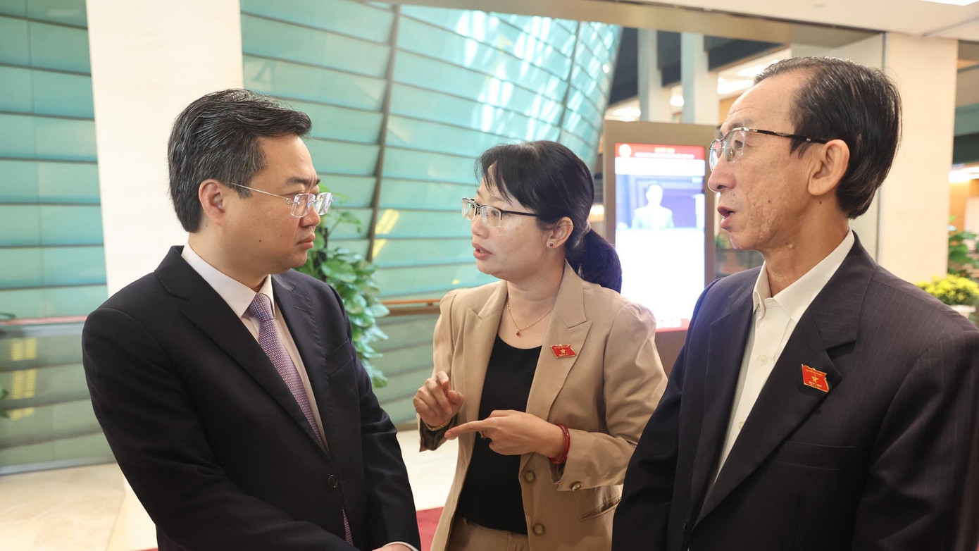 Các đại biểu trao đổi bên hành lang Quốc hội. Ảnh Như Ý Các đại biểu trao đổi bên hành lang Quốc hội. Ảnh Như Ý