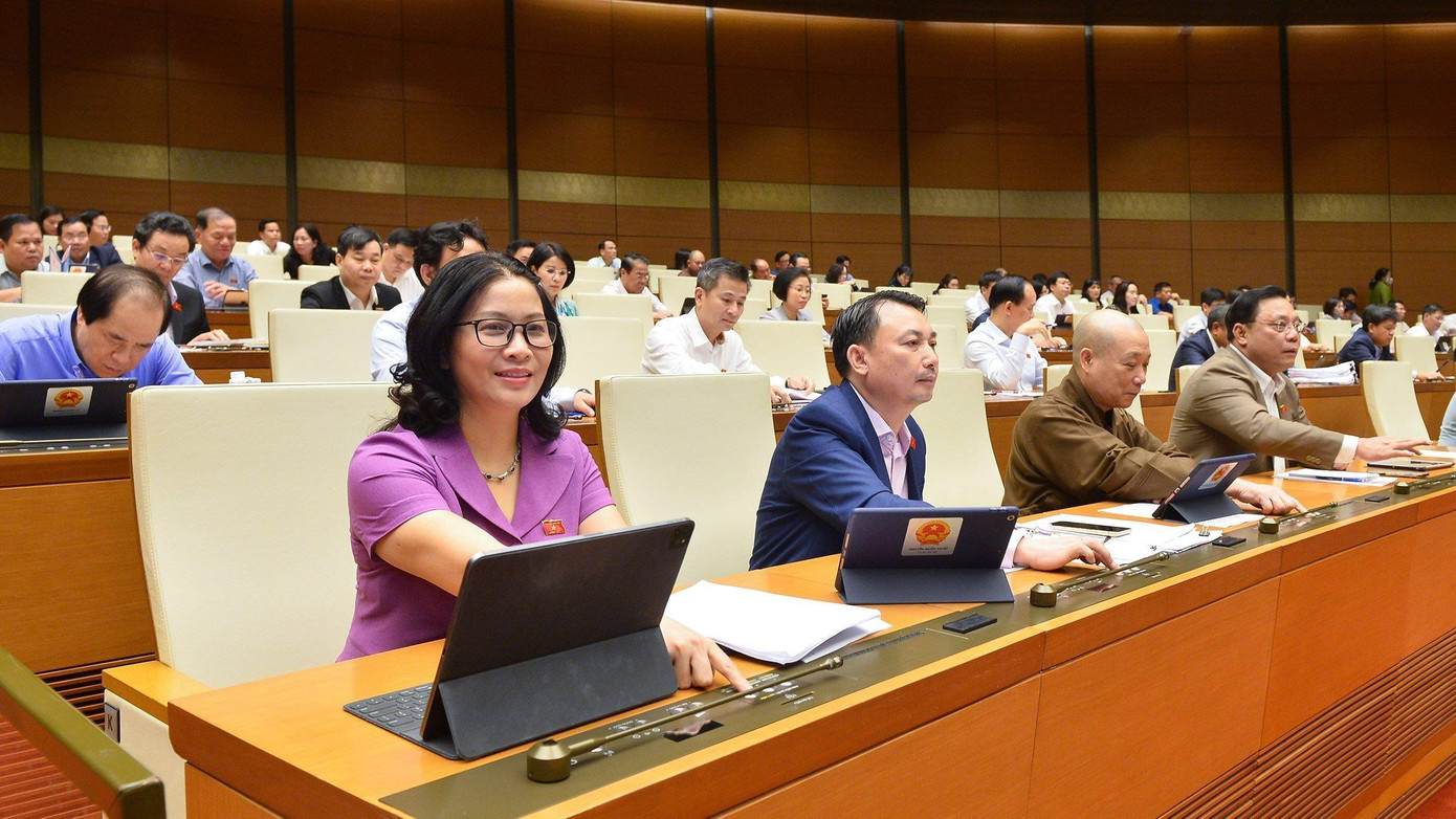 Quốc hội biểu quyết thông qua dự án luật. Ảnh Như Ý Quốc hội biểu quyết thông qua dự án luật. Ảnh Như Ý