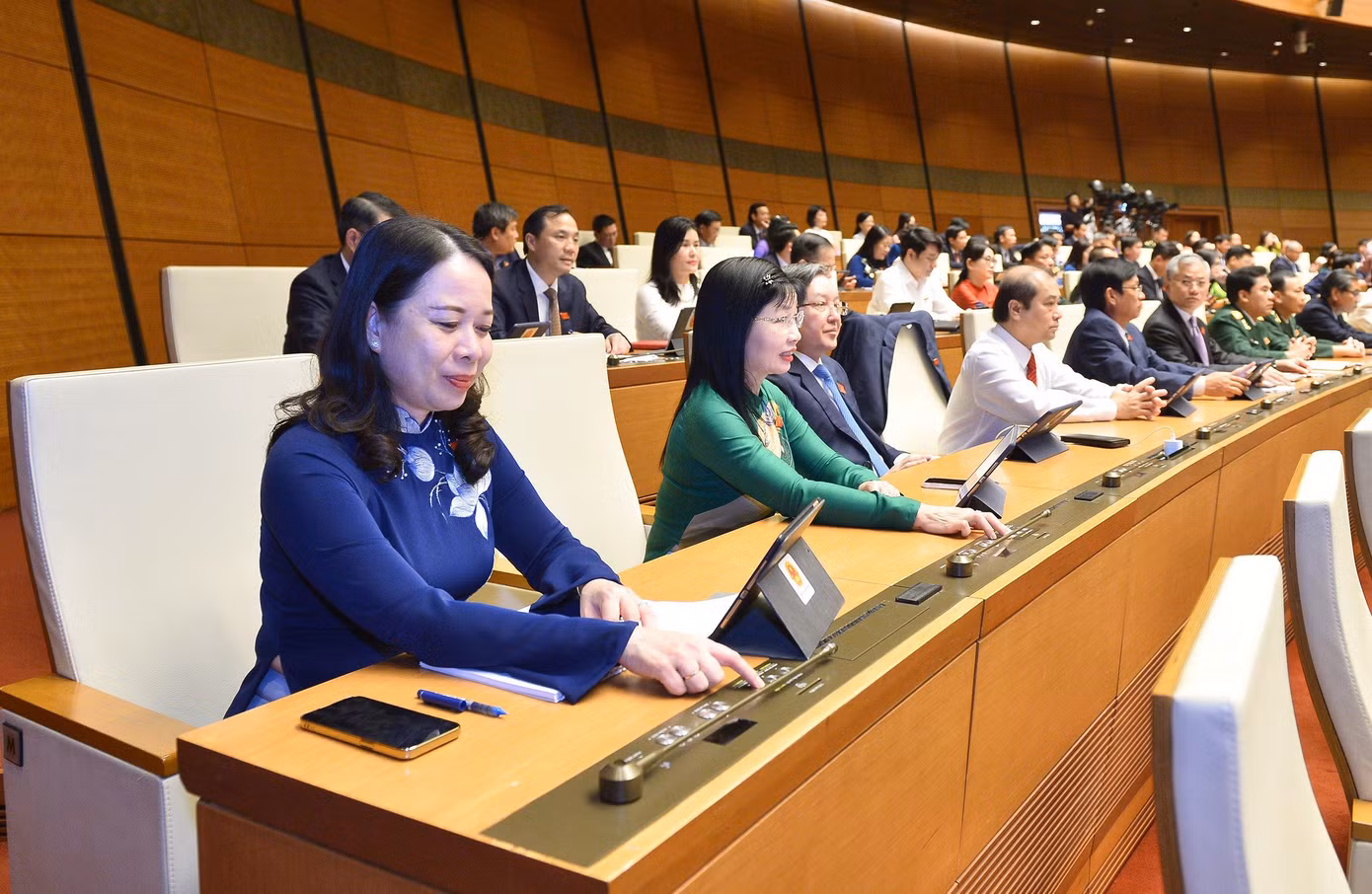 Đại biểu Quốc hội biểu quyết thông qua dự án luật, chiều 15/11. Ảnh Như Ý