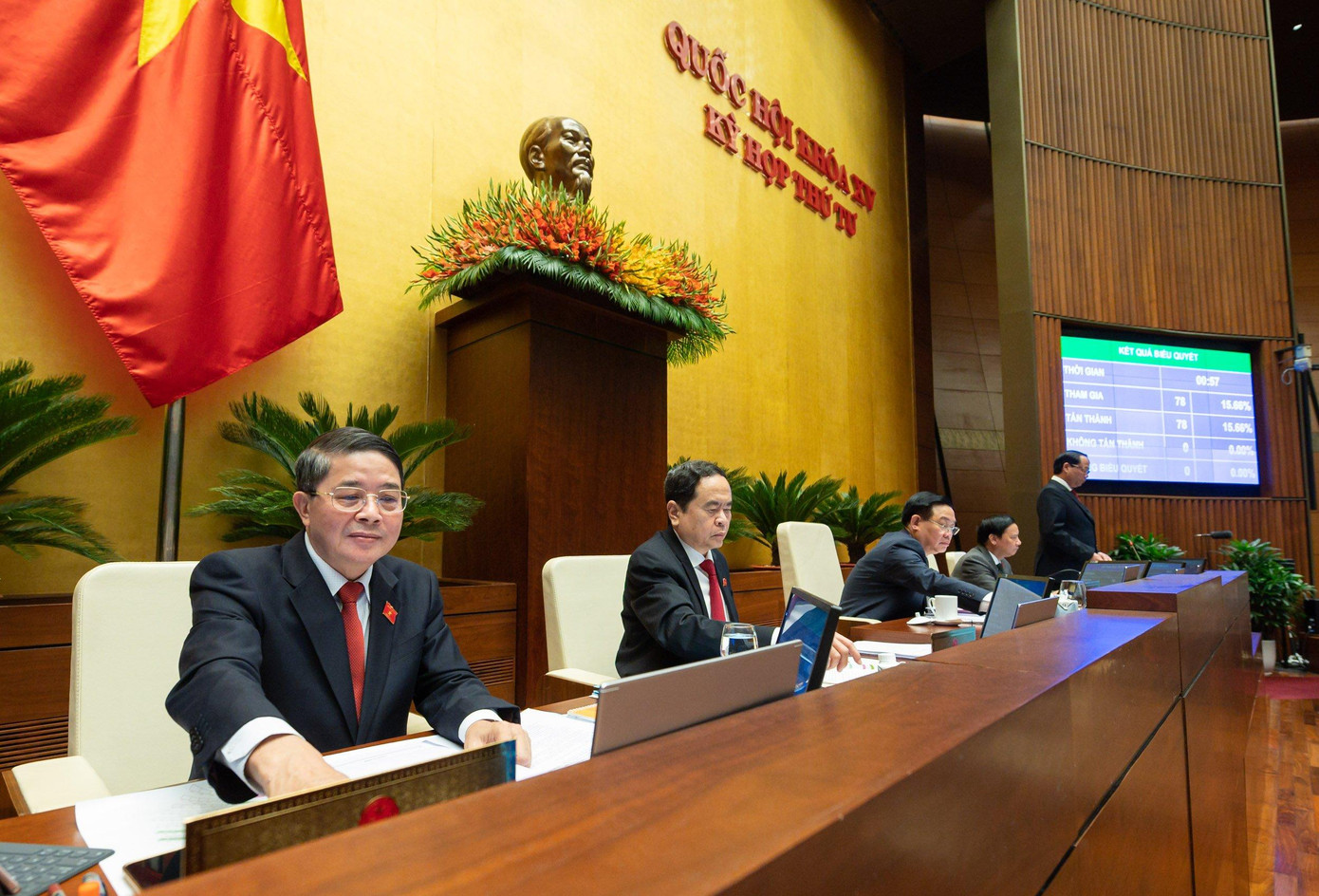 Quốc hội biểu quyết thông qua dự thảo Nghị quyết, chiều 15/11. Ảnh Như Ý