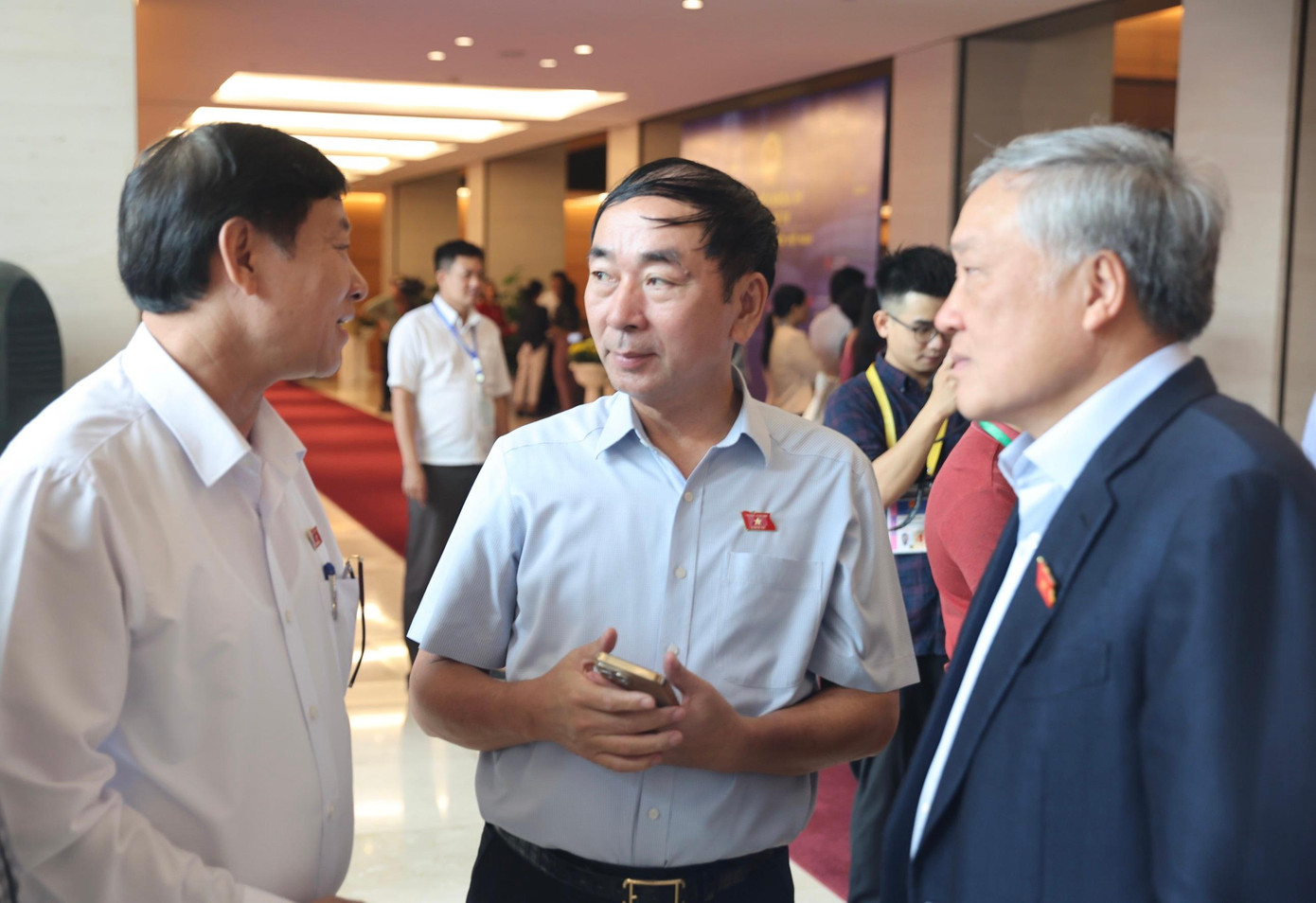 Các đại biểu Quốc hội trao đổi bên lề kỳ họp. Ảnh Như Ý Các đại biểu Quốc hội trao đổi bên lề kỳ họp. Ảnh Như Ý