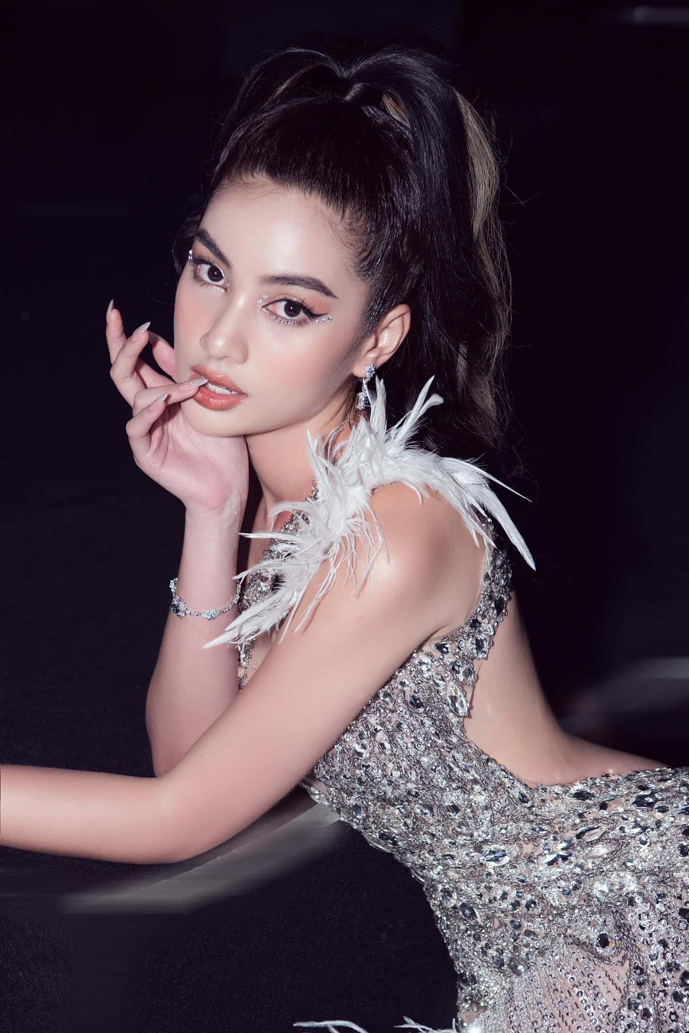 Thiết kế còn khoe được tấm lưng ong nuột nà, đẹp mê mẩn của top 15 HHVN 2020. Thiết kế còn khoe được tấm lưng ong nuột nà, đẹp mê mẩn của top 15 HHVN 2020.