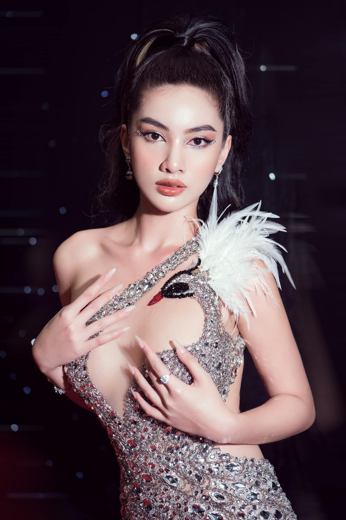 Chi tiết xẻ sâu ở vòng 1 giúp cho người đẹp nổi bật trên thảm đỏ. Cẩm Đan chọn kiểu búi tóc cao kiêu sa và đính đá cầu kỳ ở đuôi mắt. Chi tiết xẻ sâu ở vòng 1 giúp cho người đẹp nổi bật trên thảm đỏ. Cẩm Đan chọn kiểu búi tóc cao kiêu sa và đính đá cầu kỳ ở đuôi mắt.