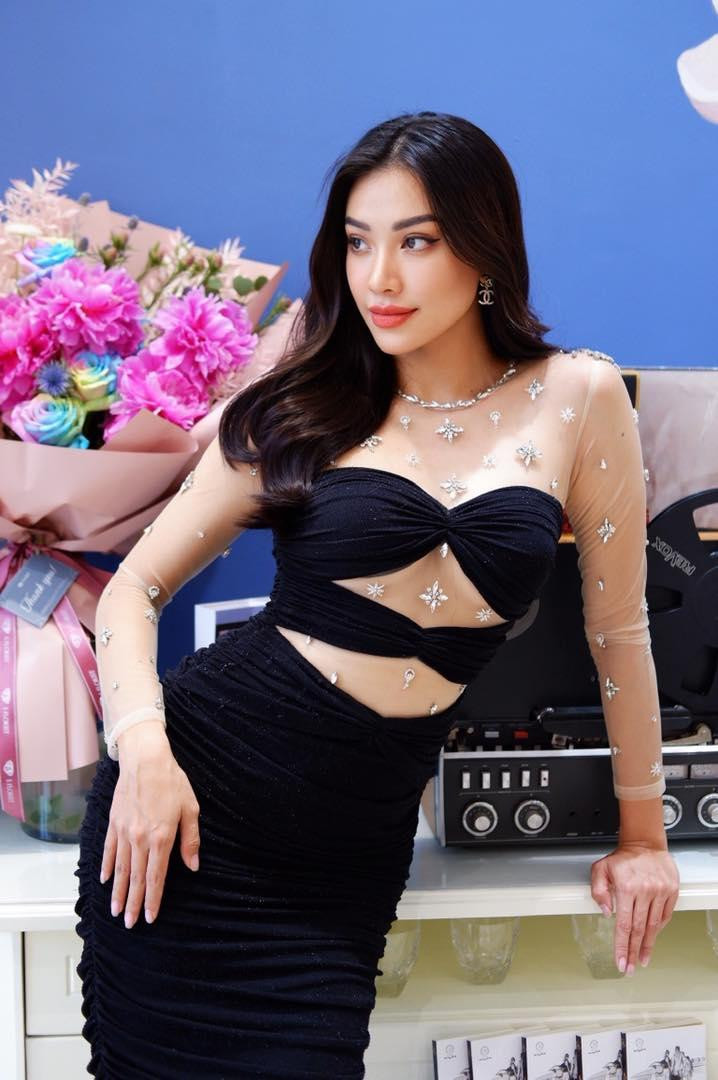 Á hậu Kim Duyên diện váy cut-out khoe trọn body nóng bỏng. Á hậu Kim Duyên diện váy cut-out khoe trọn body nóng bỏng.